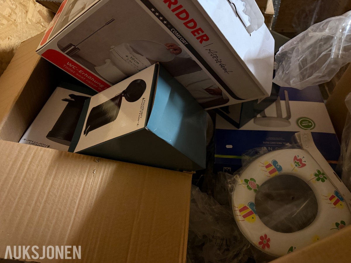 Stort lager med mange paller med baderomsutstyr og VVS-artikler