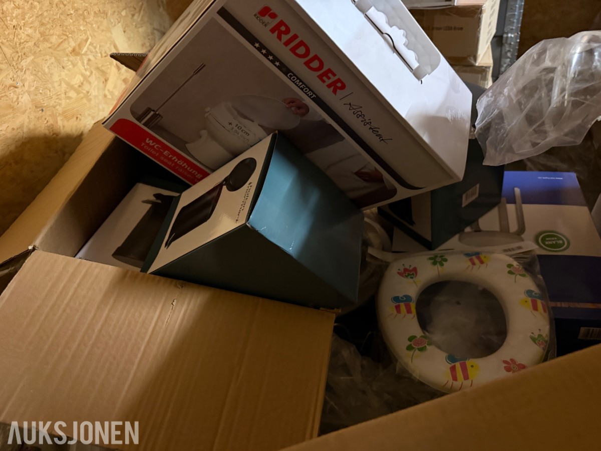 Stort lager med mange paller med baderomsutstyr og VVS-artikler