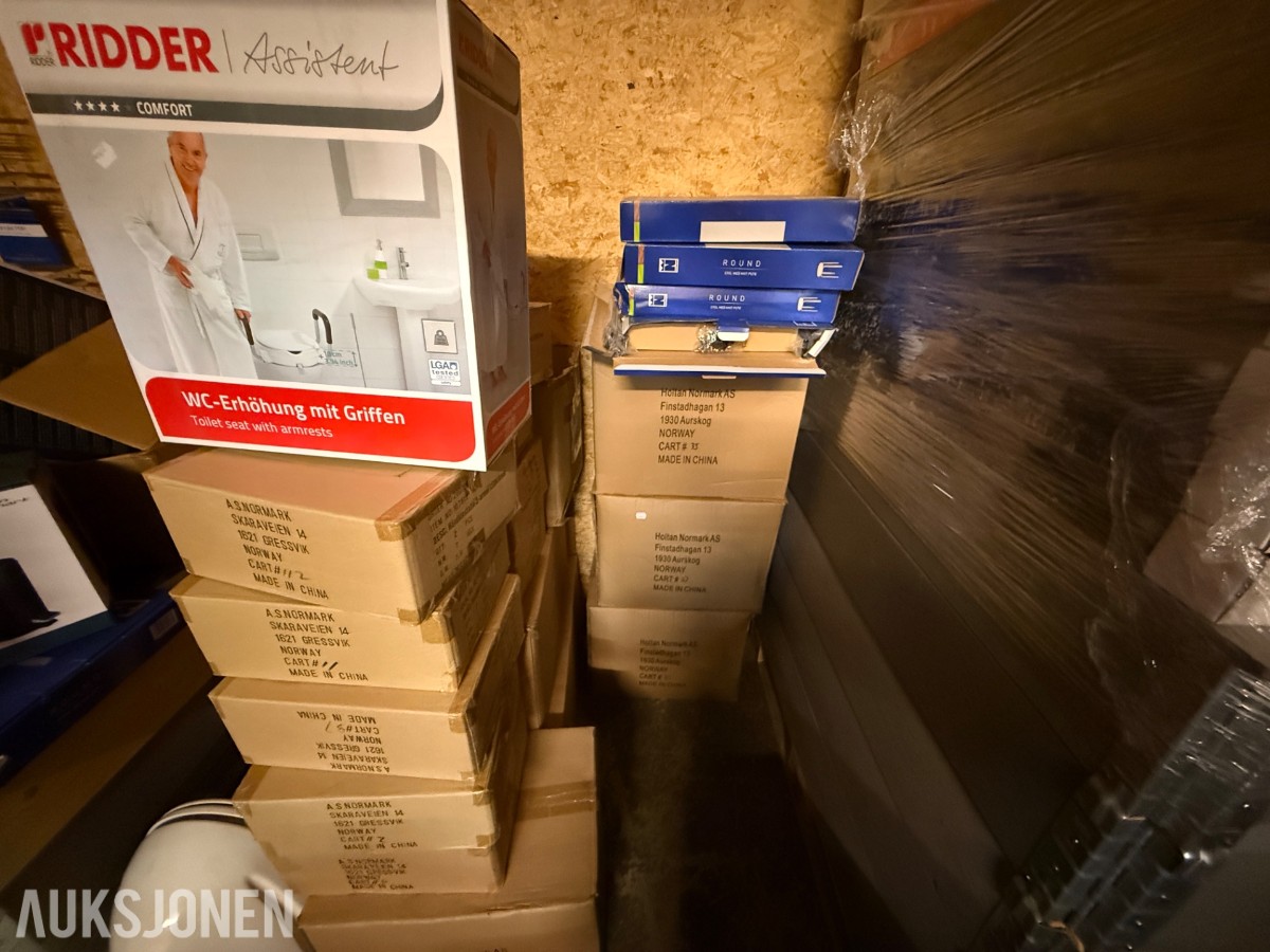 Stort lager med mange paller med baderomsutstyr og VVS-artikler