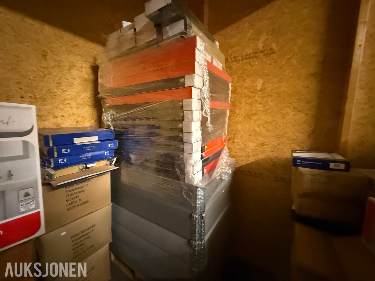 Stort lager med mange paller med baderomsutstyr og VVS-artikler