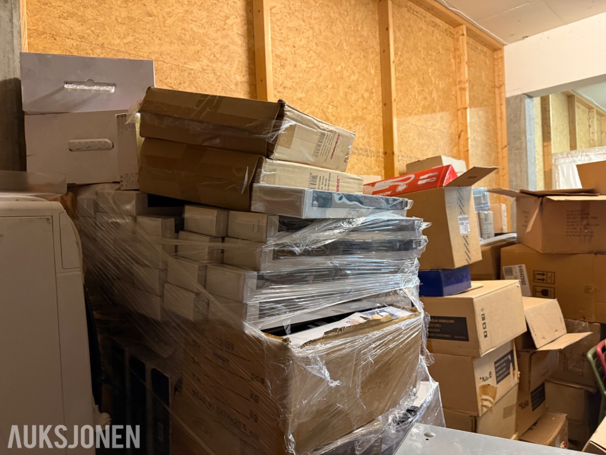 Stort lager med mange paller med baderomsutstyr og VVS-artikler