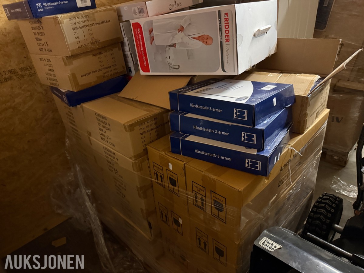 Stort lager med mange paller med baderomsutstyr og VVS-artikler