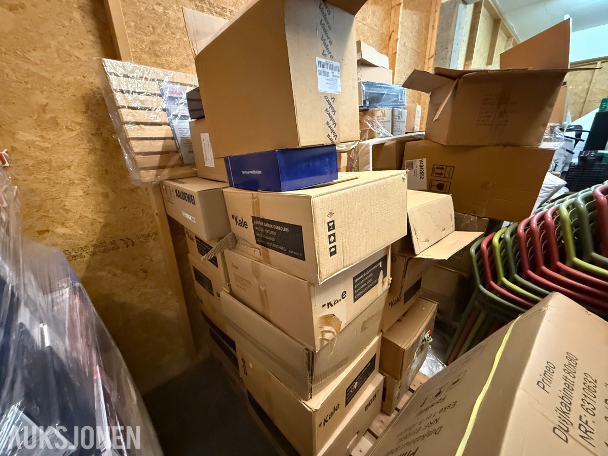 Stort lager med mange paller med baderomsutstyr og VVS-artikler