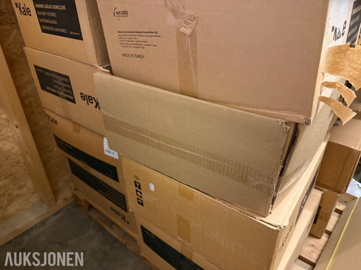 Stort lager med mange paller med baderomsutstyr og VVS-artikler