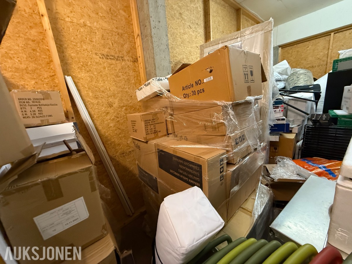 Stort lager med mange paller med baderomsutstyr og VVS-artikler