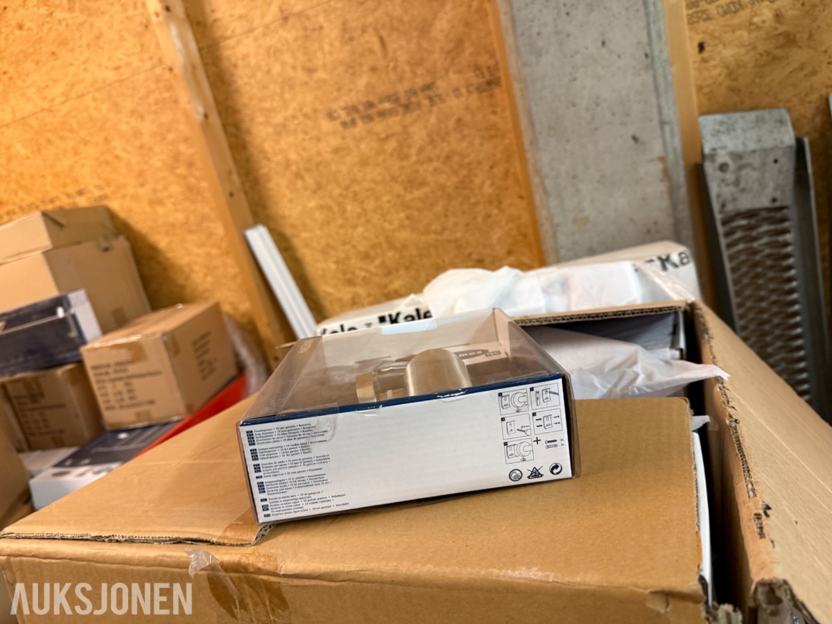 Stort lager med mange paller med baderomsutstyr og VVS-artikler