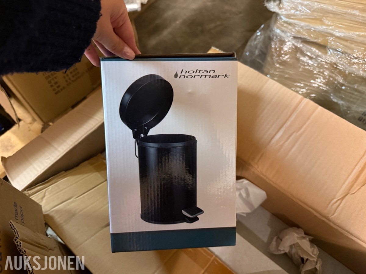 Stort lager med mange paller med baderomsutstyr og VVS-artikler