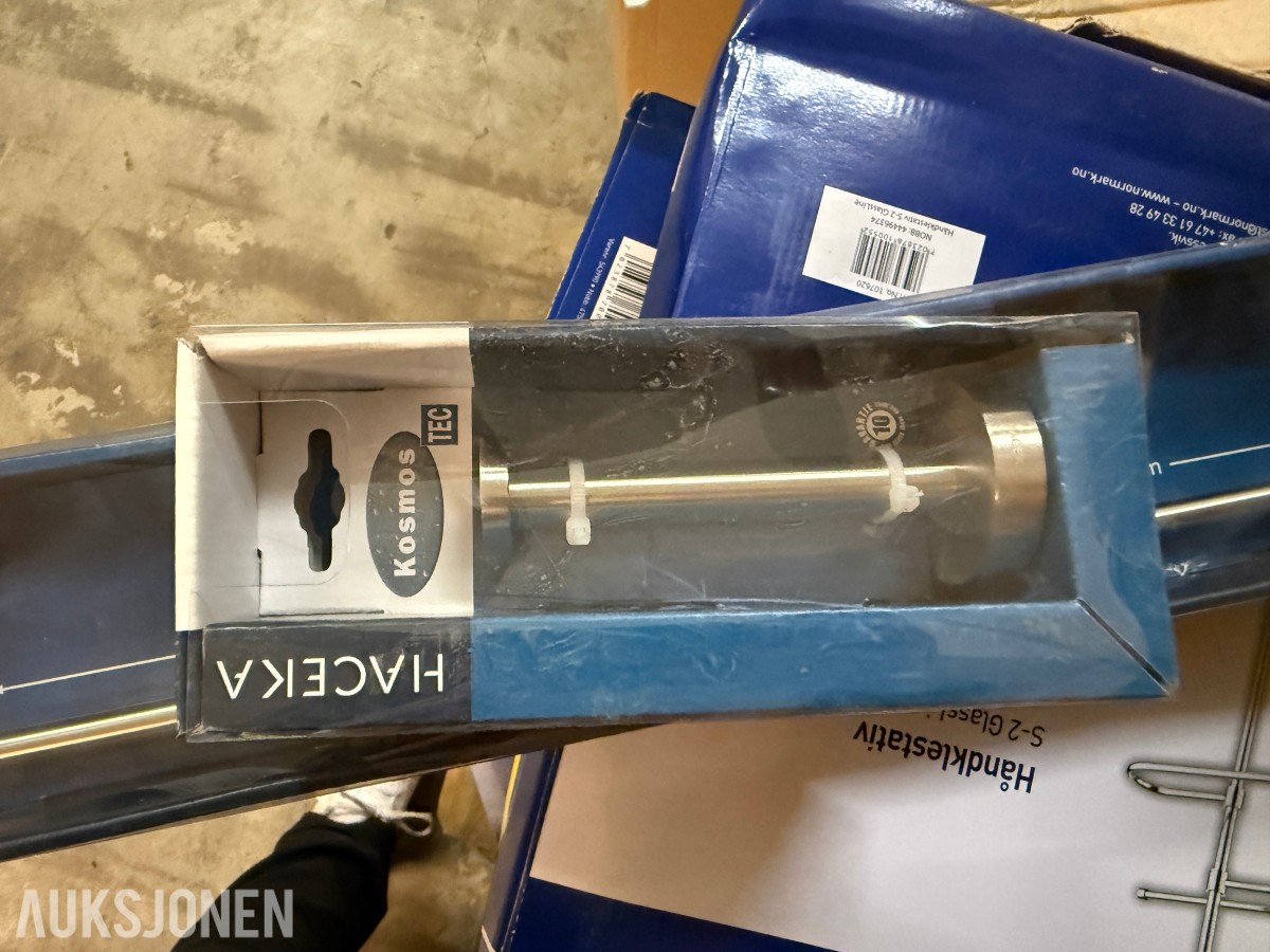 Stort lager med mange paller med baderomsutstyr og VVS-artikler