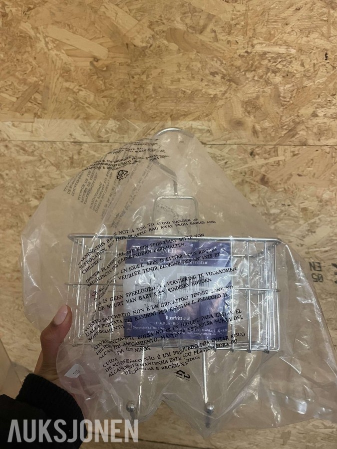 Stort lager med mange paller med baderomsutstyr og VVS-artikler