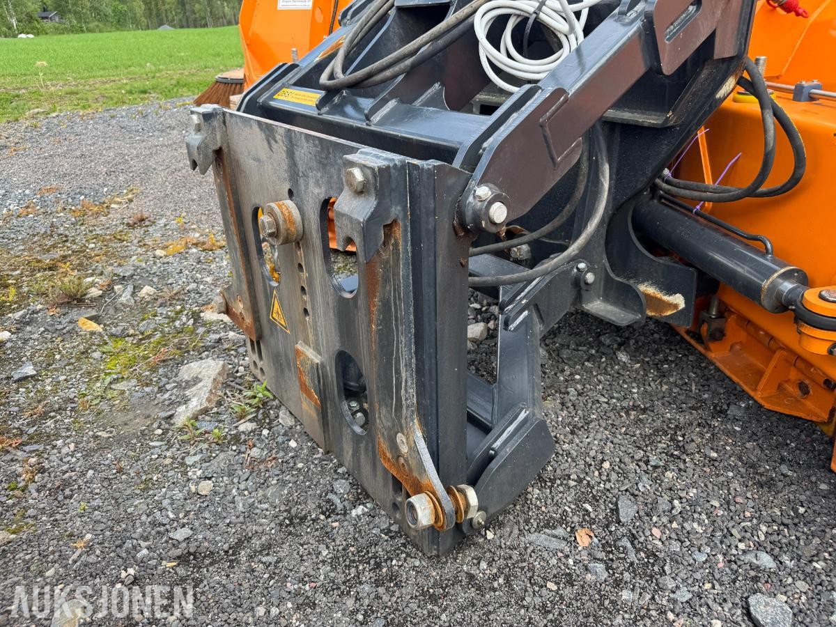 2025 Aebi Schmidt V 90 | V-plog m/ hydraulisk sving