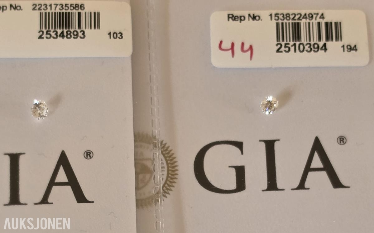 ET PAR: 0,62ct totalt. Naturlige Diamanter/GIA D/VVS1/Triple Excellent.
