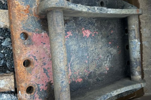 Plate med S70 feste til gravemaskin