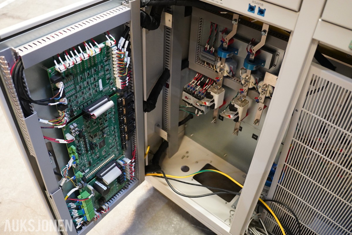 2022 NEWARE CE-7004-200V300A-R28GC batteritestsystem – 200 V / 300 A / 266 kW