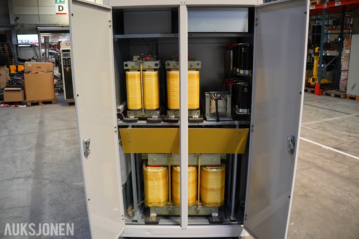 2022 NEWARE CE-7004-200V300A-R28GC batteritestsystem – 200 V / 300 A / 266 kW