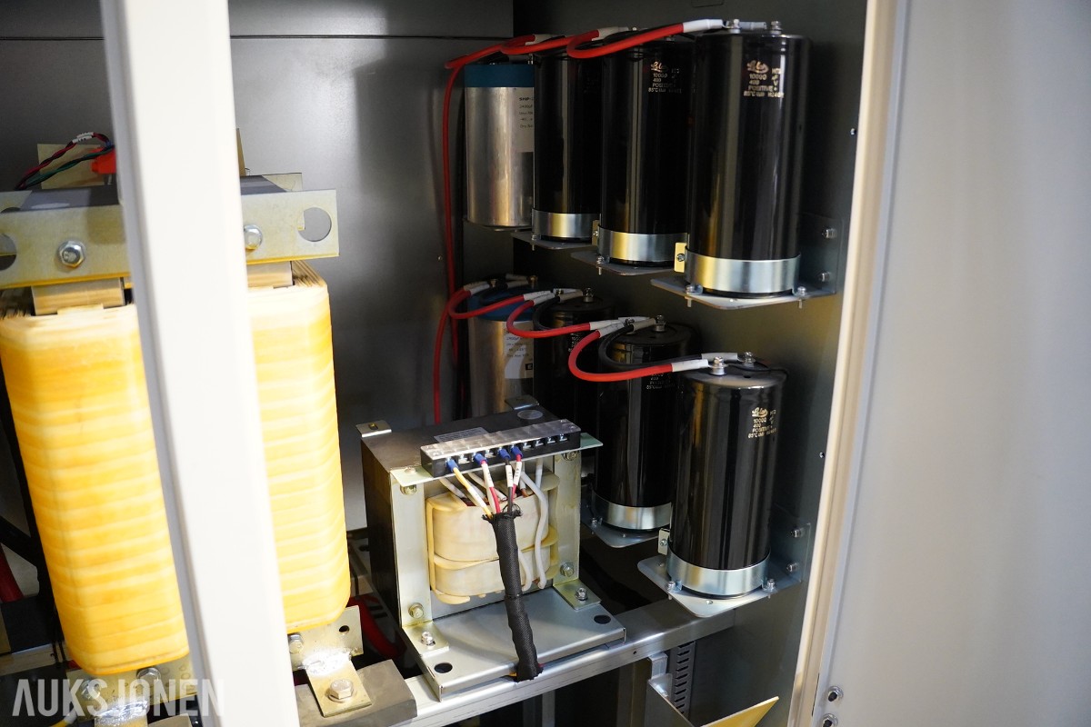 2022 NEWARE CE-7004-200V300A-R28GC batteritestsystem – 200 V / 300 A / 266 kW