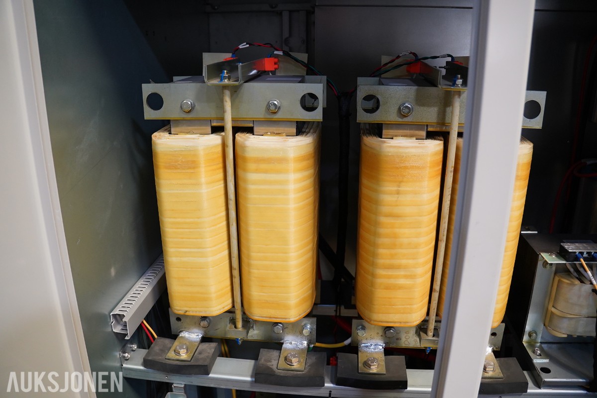 2022 NEWARE CE-7004-200V300A-R28GC batteritestsystem – 200 V / 300 A / 266 kW