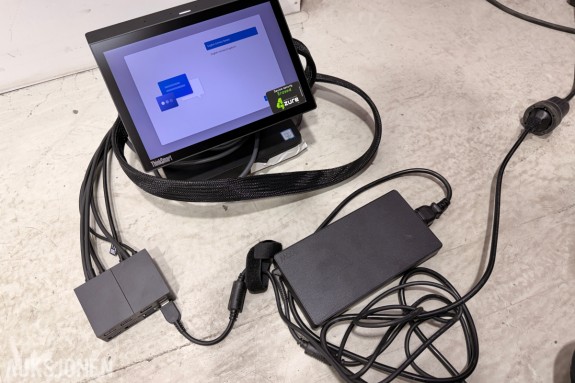 Lenovo ThinkSmart Hub Gen 2 konferansesystem med ThinkSmart Controller, Hub og strømforsyning