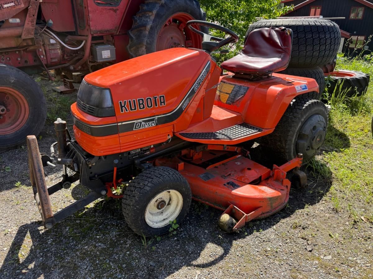 Kubota G1700 sitteklipper med frontkost og oppsamler