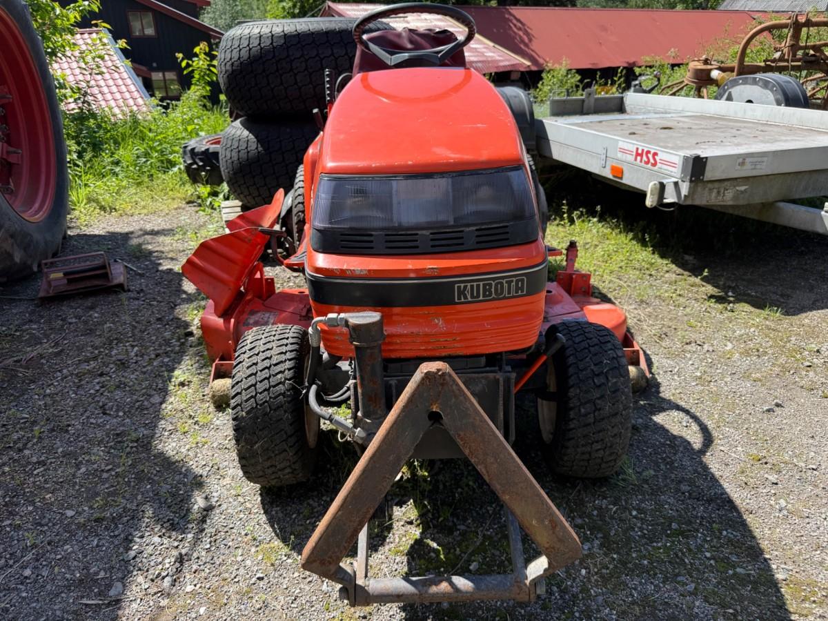 Kubota G1700 sitteklipper med frontkost og oppsamler