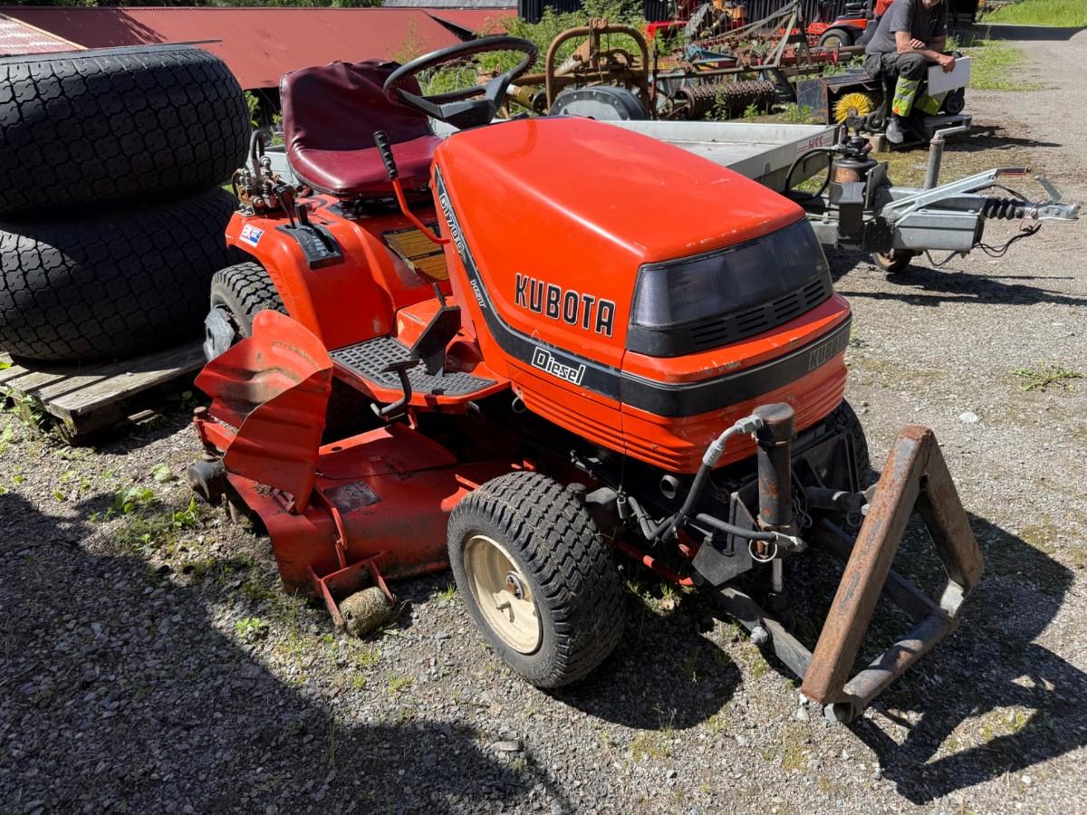 Kubota G1700 sitteklipper med frontkost og oppsamler