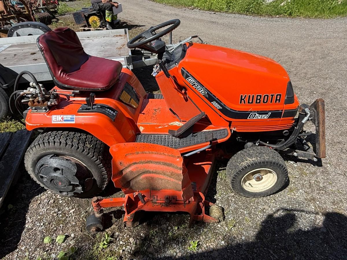 Kubota G1700 sitteklipper med frontkost og oppsamler