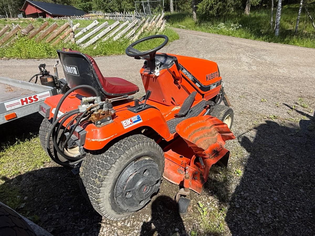 Kubota G1700 sitteklipper med frontkost og oppsamler