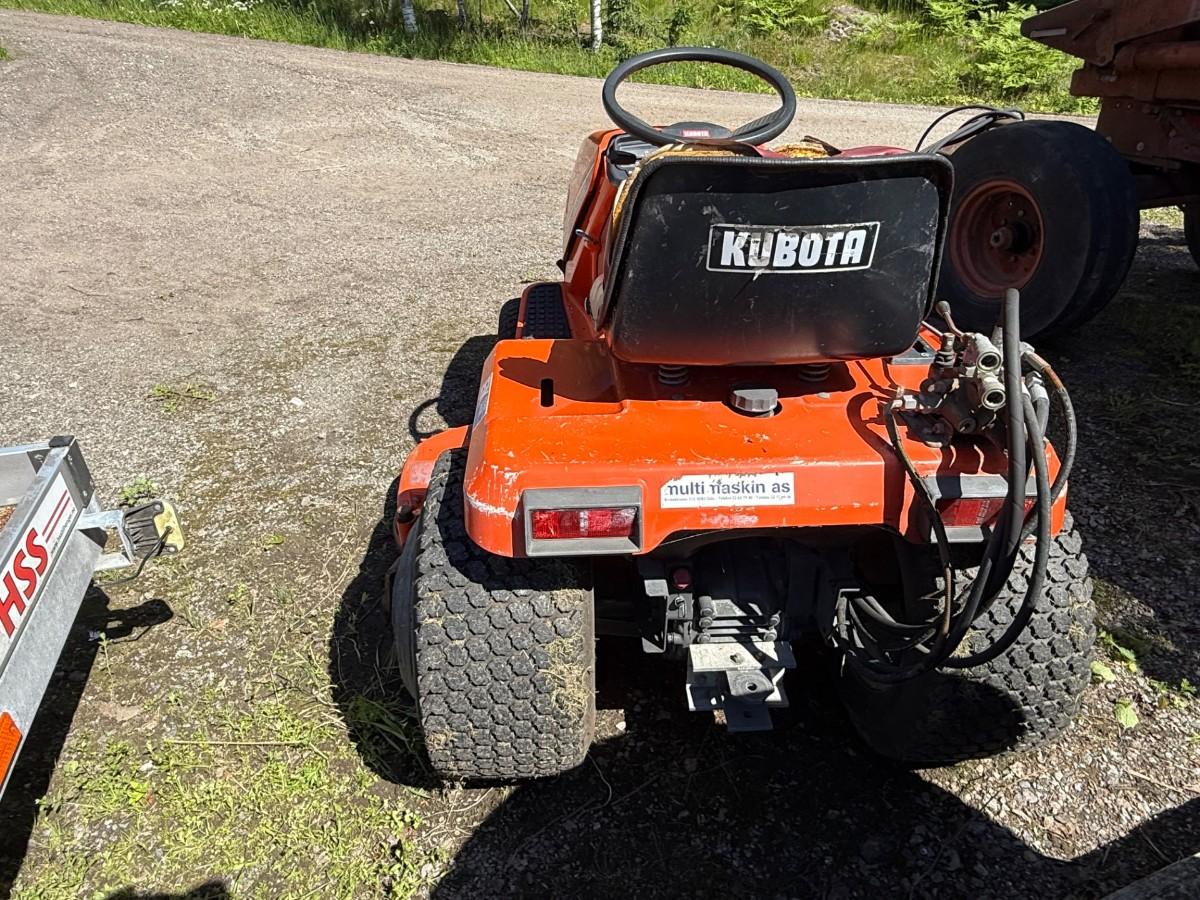 Kubota G1700 sitteklipper med frontkost og oppsamler