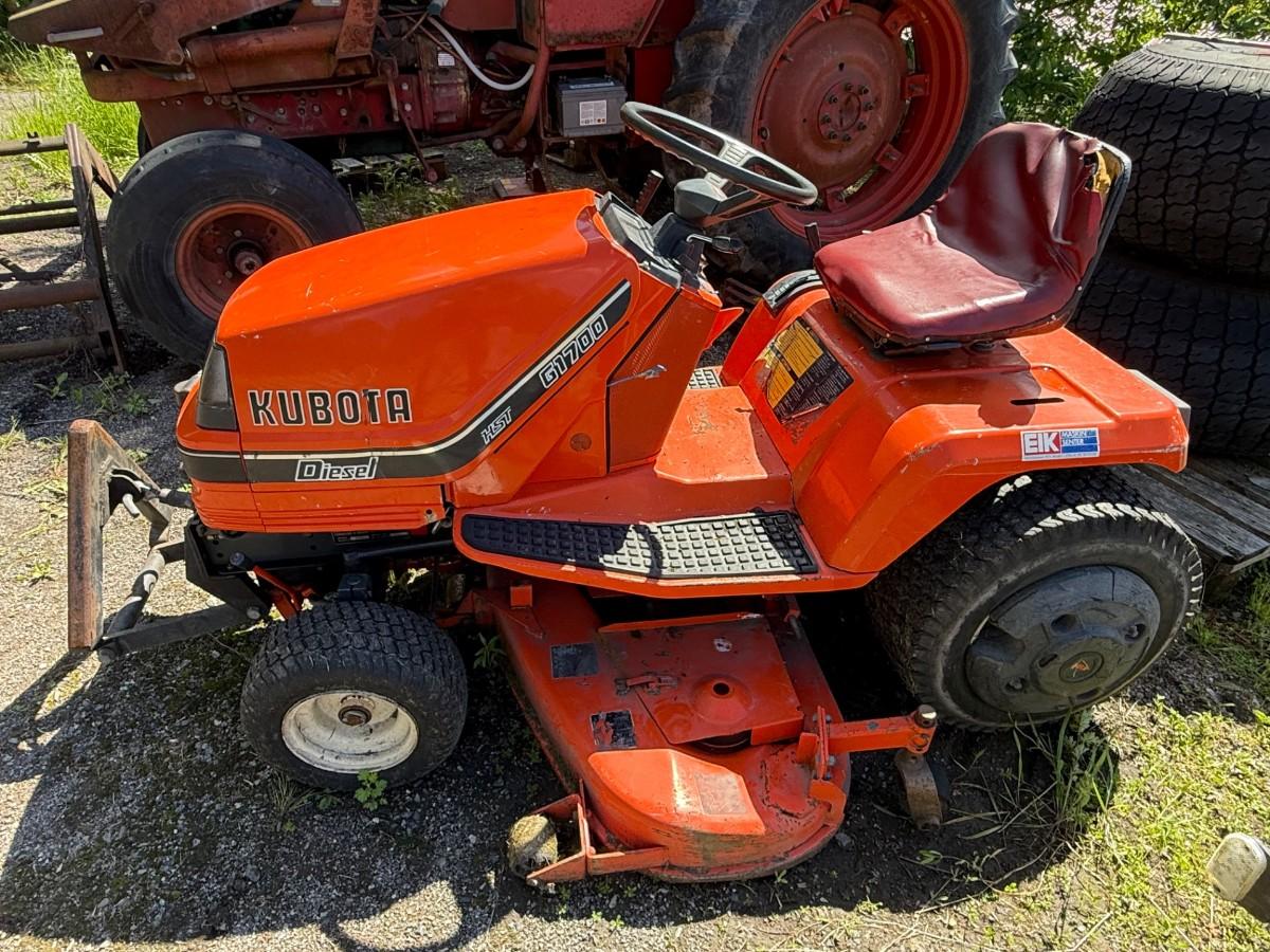 Kubota G1700 sitteklipper med frontkost og oppsamler