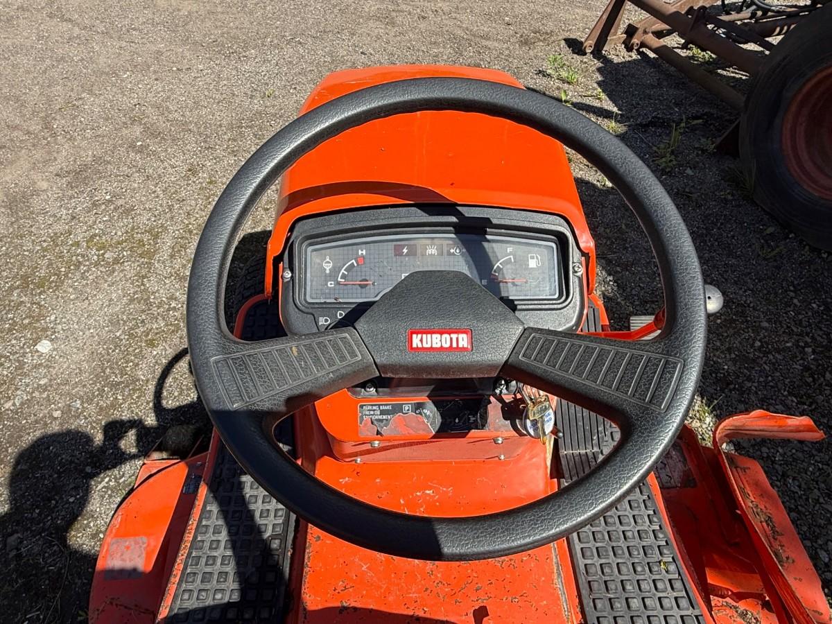 Kubota G1700 sitteklipper med frontkost og oppsamler
