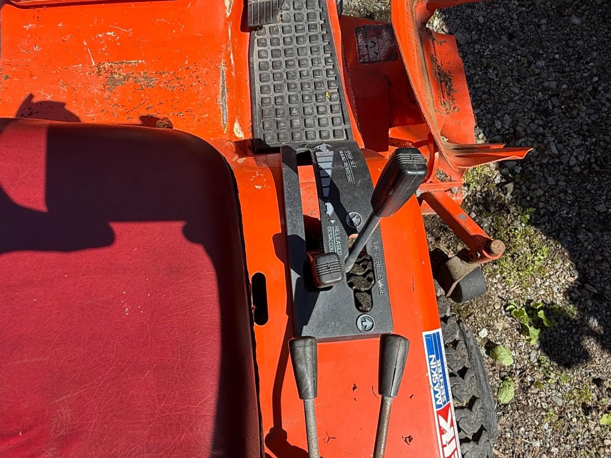 Kubota G1700 sitteklipper med frontkost og oppsamler