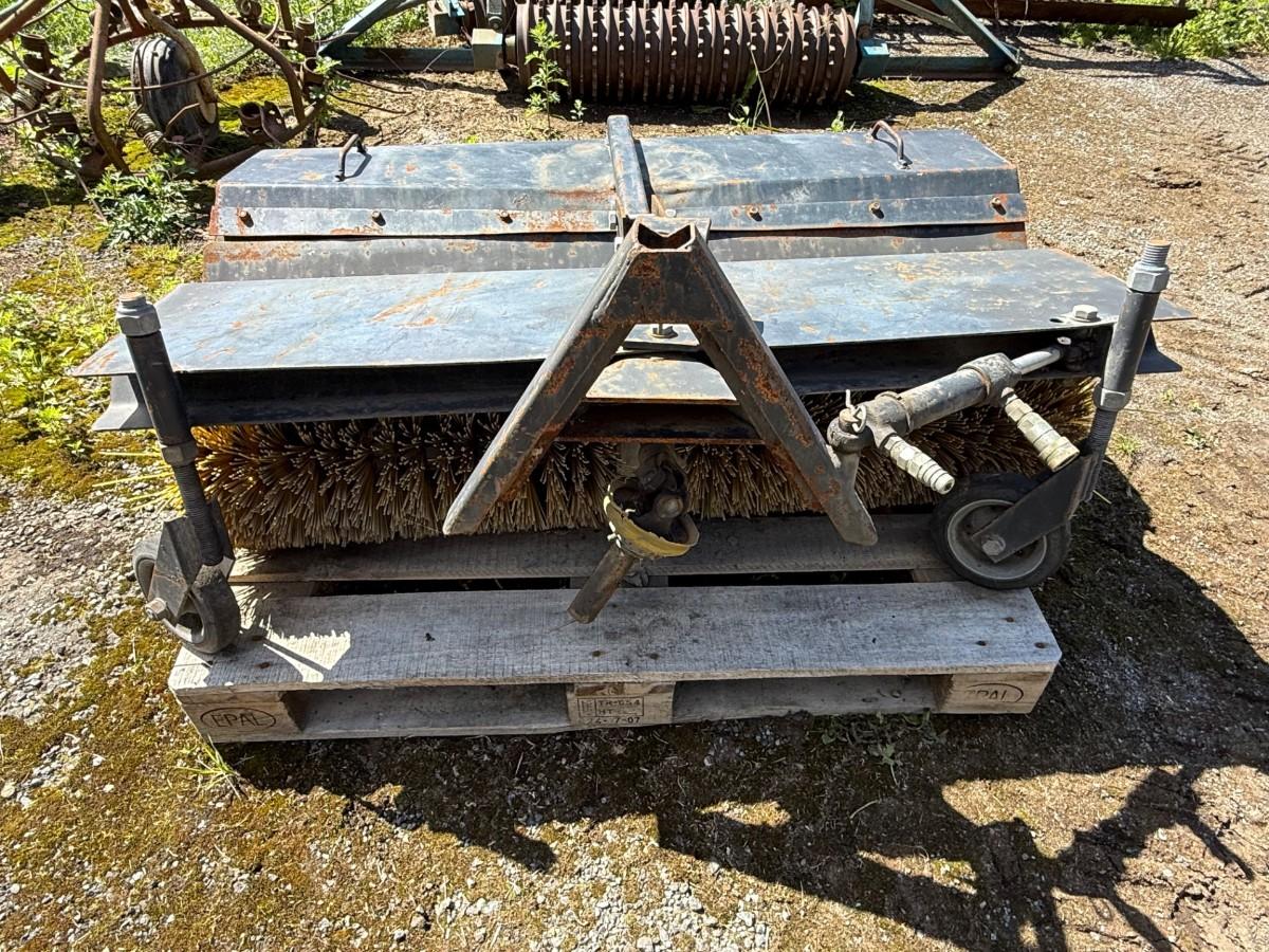 Kubota G1700 sitteklipper med frontkost og oppsamler