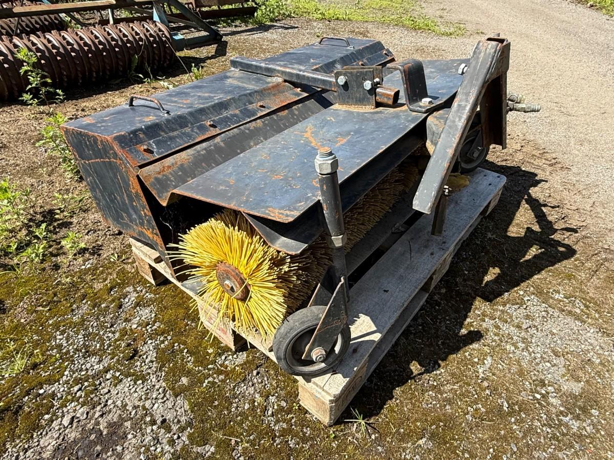 Kubota G1700 sitteklipper med frontkost og oppsamler