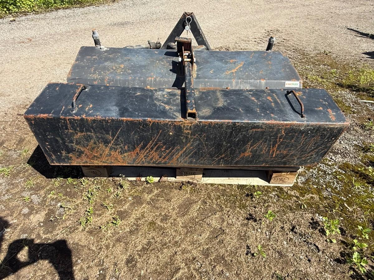 Kubota G1700 sitteklipper med frontkost og oppsamler