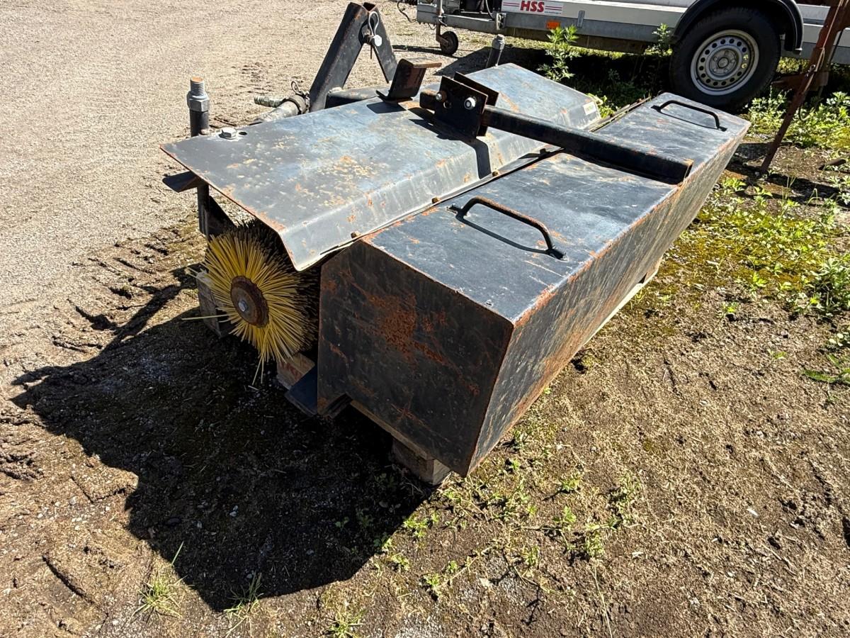 Kubota G1700 sitteklipper med frontkost og oppsamler