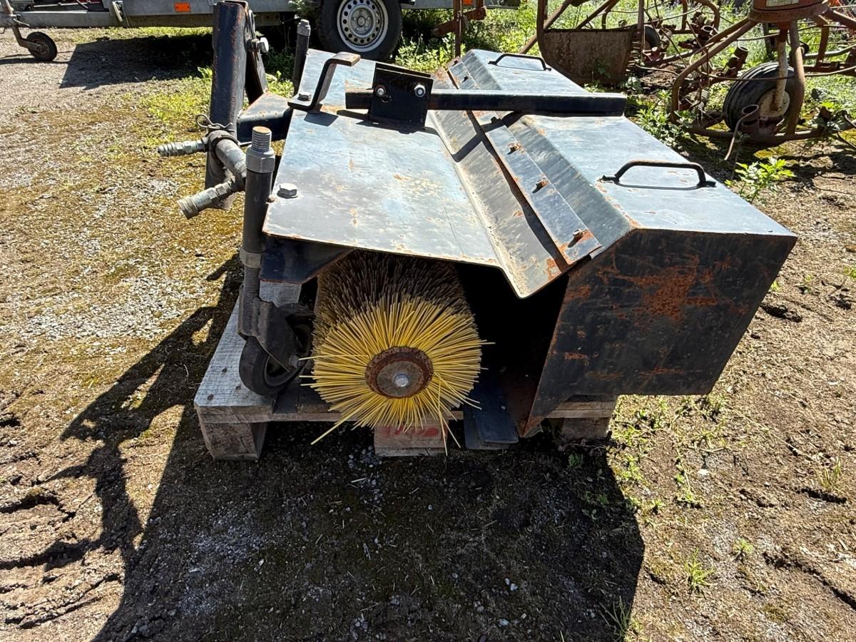 Kubota G1700 sitteklipper med frontkost og oppsamler