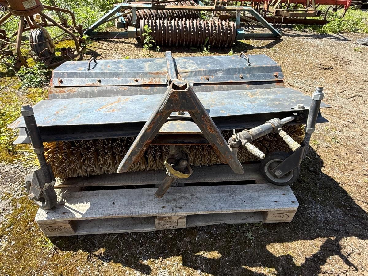 Kubota G1700 sitteklipper med frontkost og oppsamler
