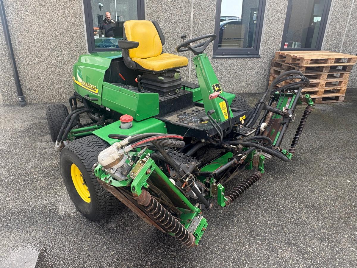 2002  John Deere Fairwayklipper – 5 aggregater – 2 000 timer 3235B 