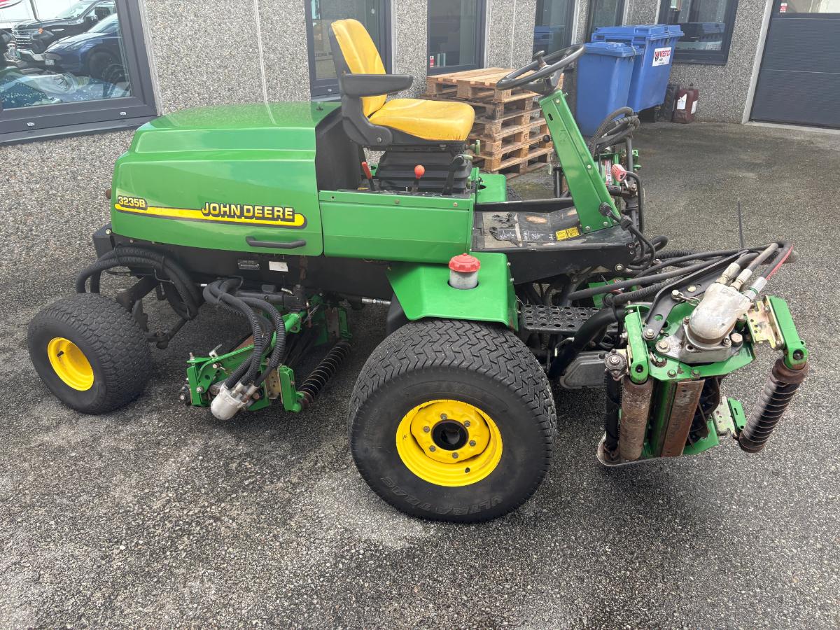 2002  John Deere Fairwayklipper – 5 aggregater – 2 000 timer 3235B 