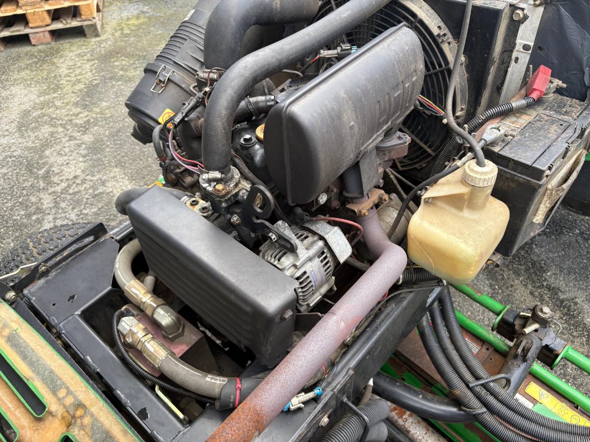 2002  John Deere Fairwayklipper – 5 aggregater – 2 000 timer 3235B 