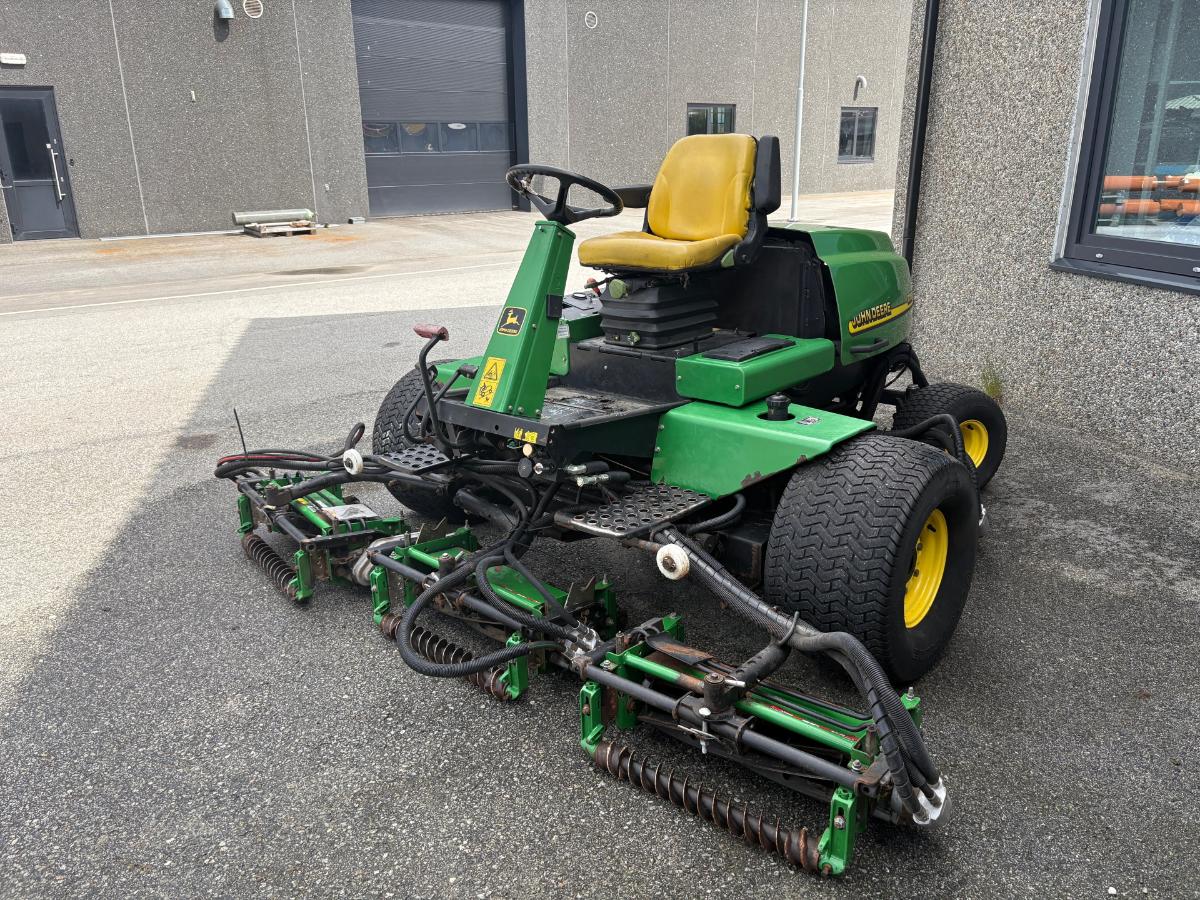 2002  John Deere Fairwayklipper – 5 aggregater – 2 000 timer 3235B 