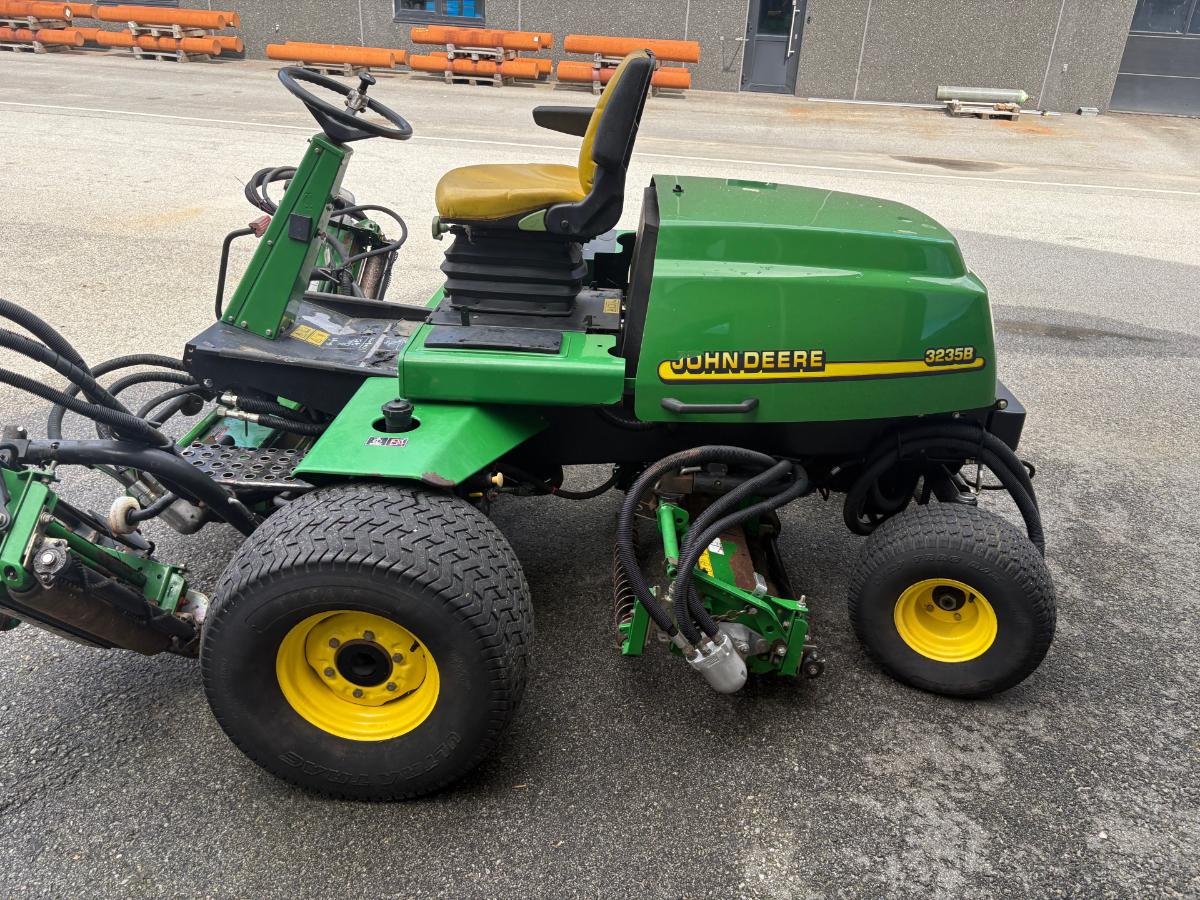 2002  John Deere Fairwayklipper – 5 aggregater – 2 000 timer 3235B 