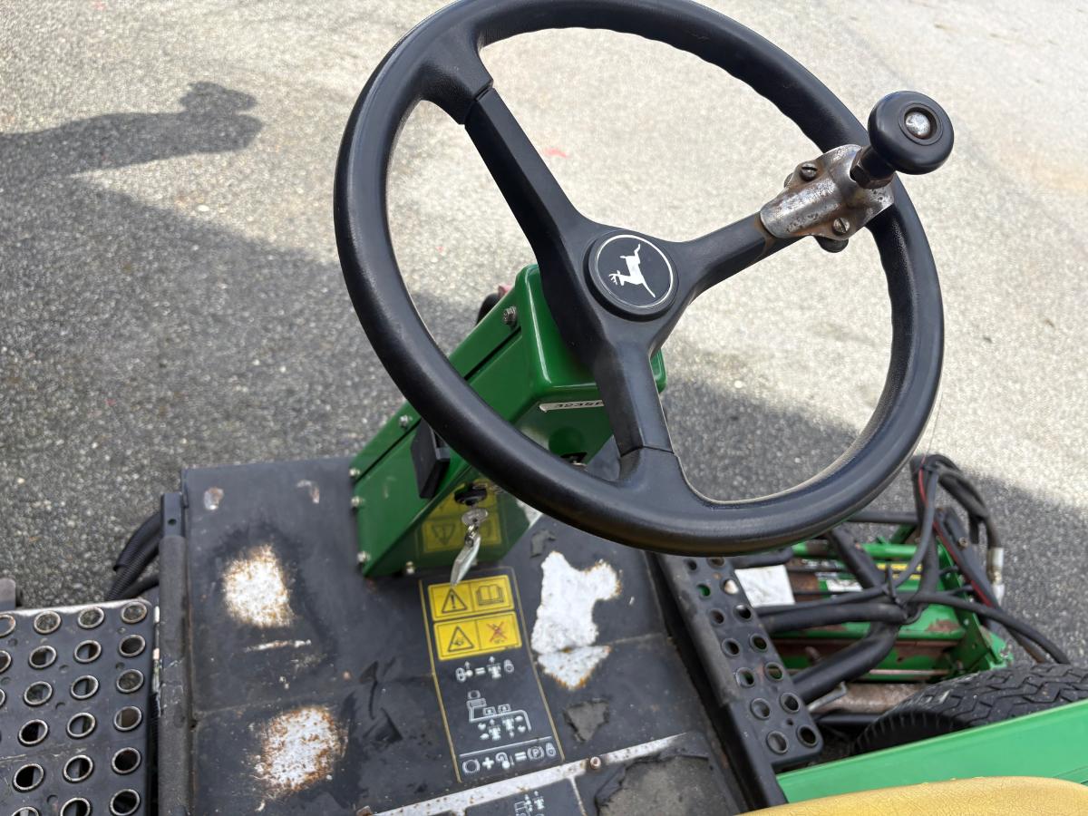 2002  John Deere Fairwayklipper – 5 aggregater – 2 000 timer 3235B 