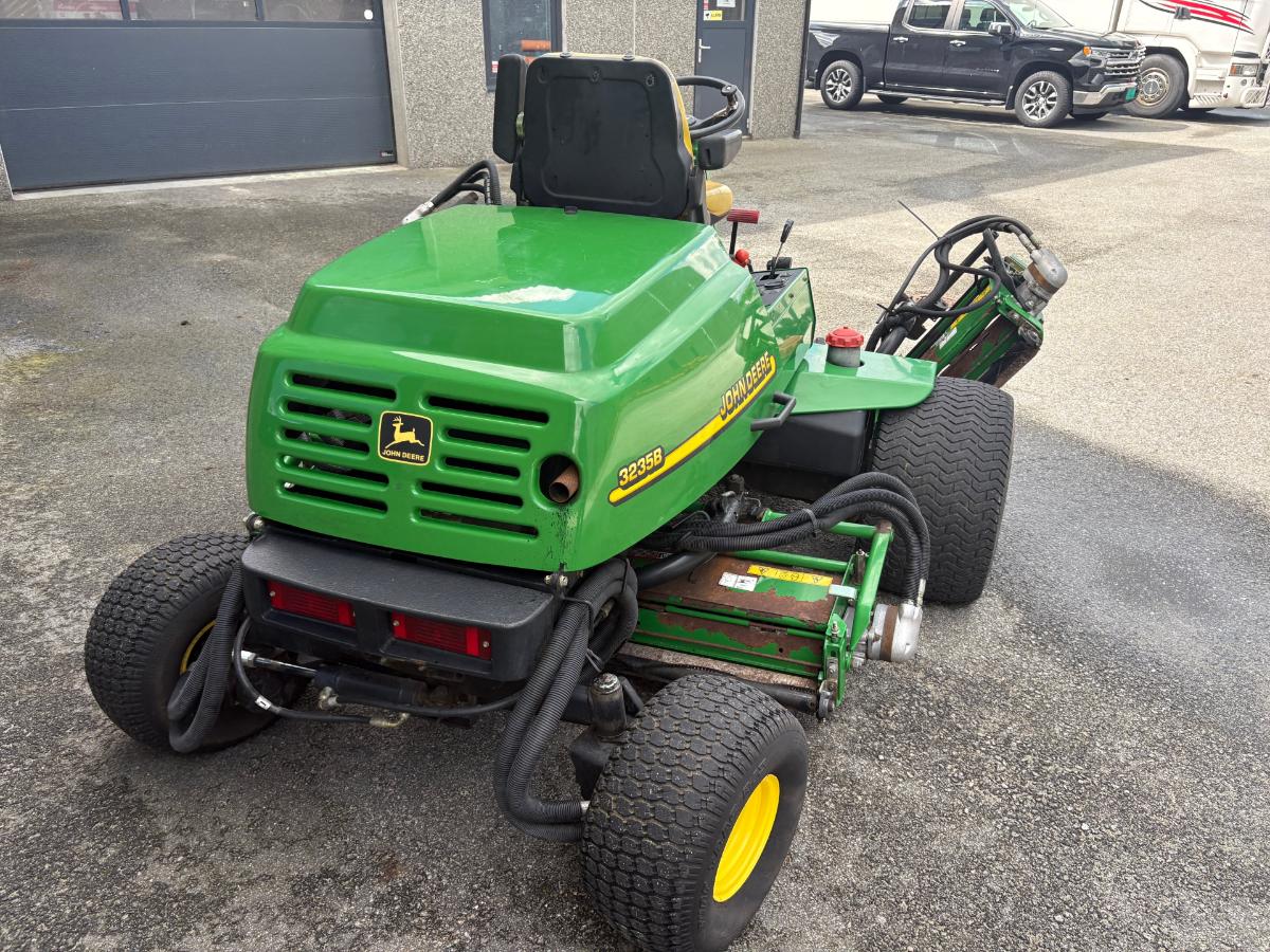 2002  John Deere Fairwayklipper – 5 aggregater – 2 000 timer 3235B 