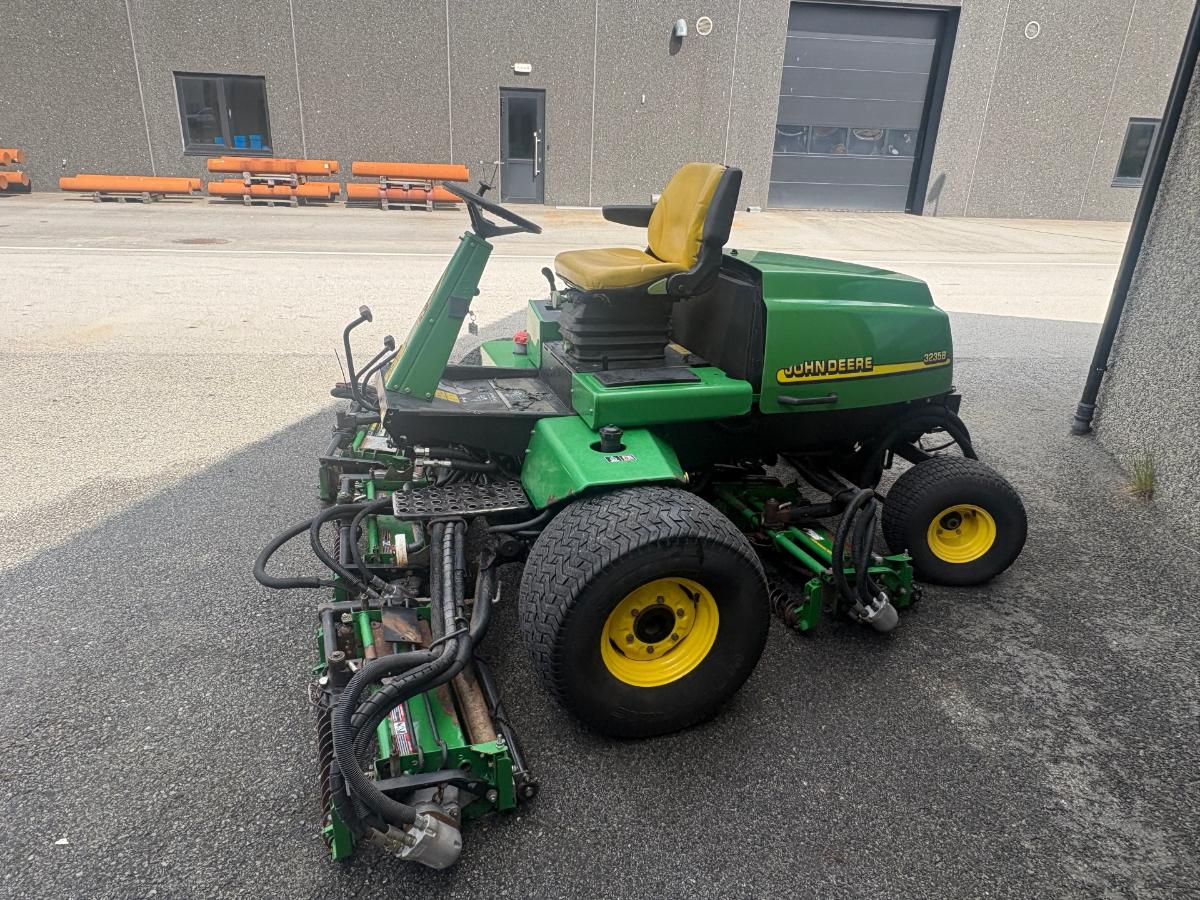 2002  John Deere Fairwayklipper – 5 aggregater – 2 000 timer 3235B 