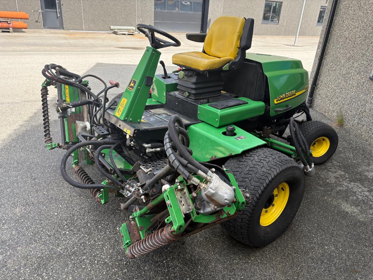 2002  John Deere Fairwayklipper – 5 aggregater – 2 000 timer 3235B 