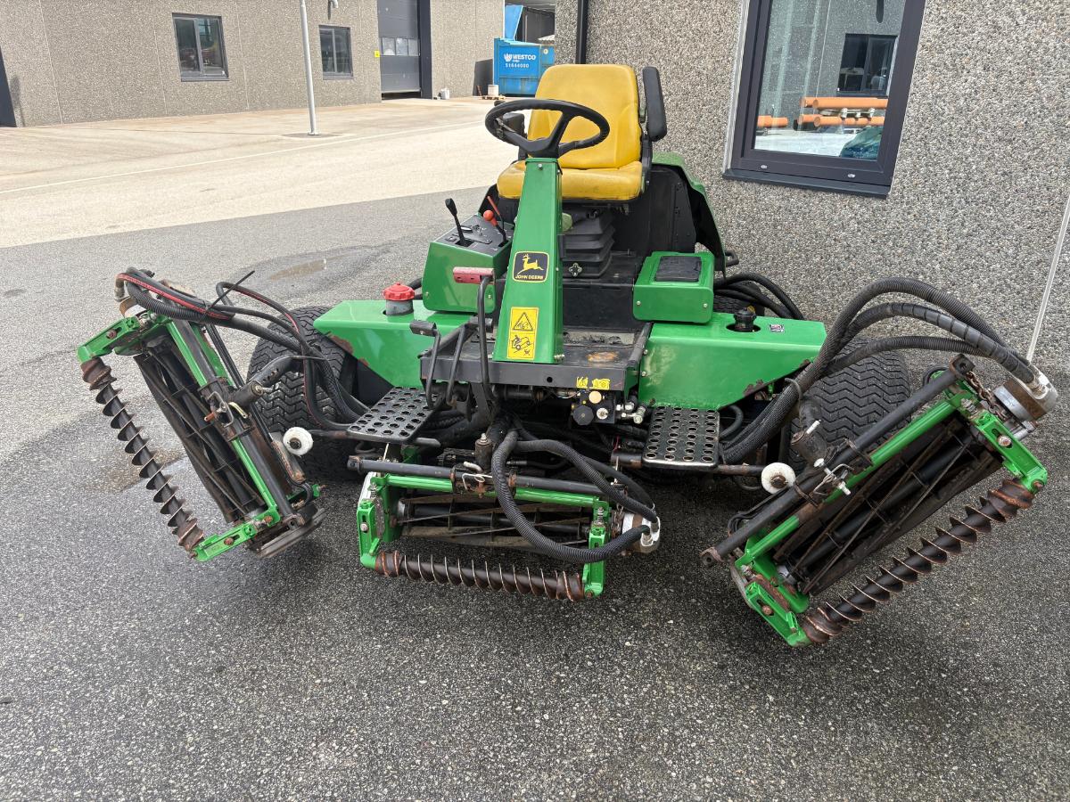 2002  John Deere Fairwayklipper – 5 aggregater – 2 000 timer 3235B 
