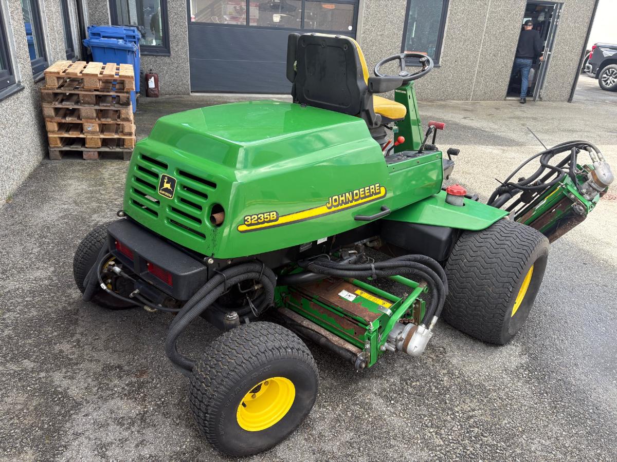 2002  John Deere Fairwayklipper – 5 aggregater – 2 000 timer 3235B 