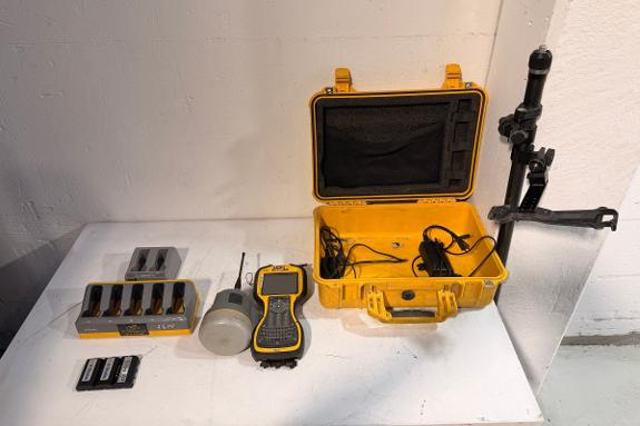 Trimble R10 GNSS-mottaker med TSC3 feltkontroller, ladere, batterier og Leica GLS30-stang