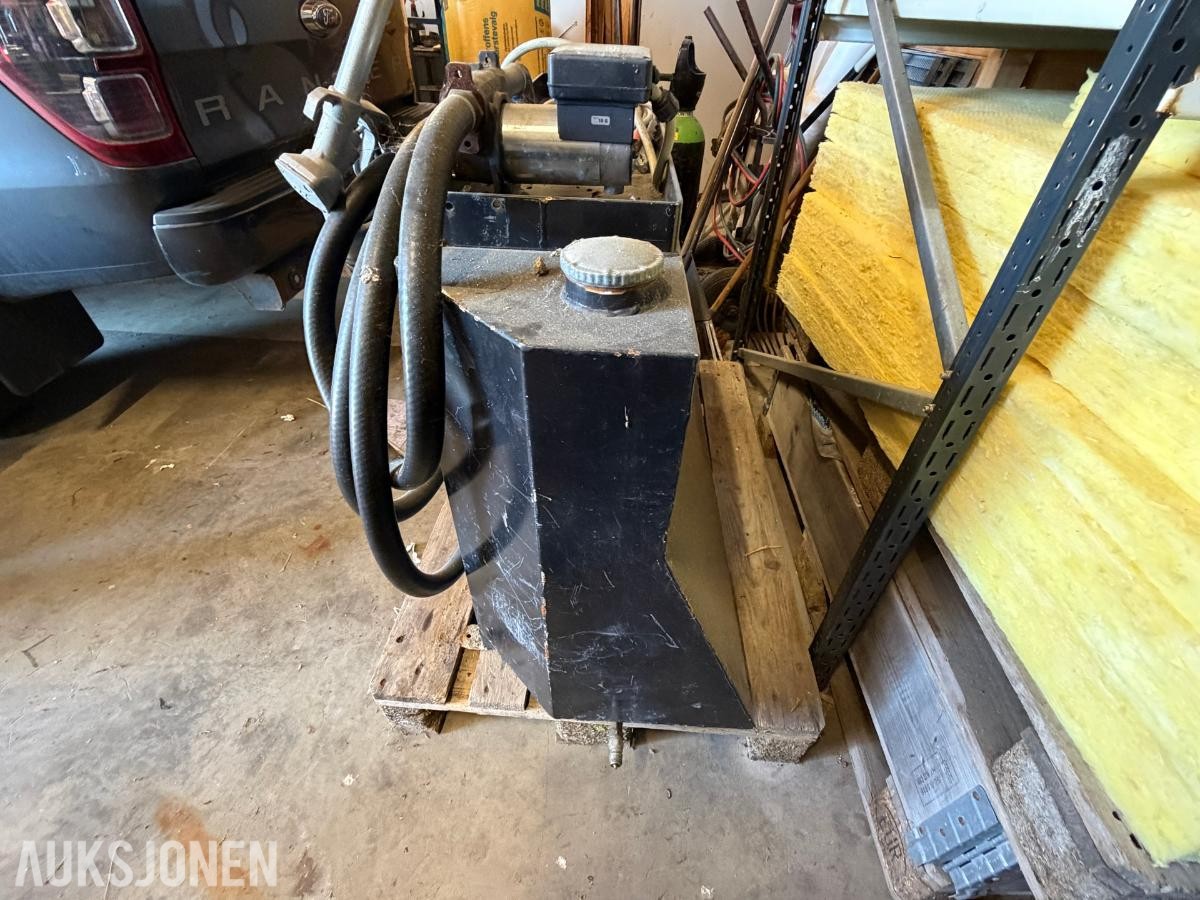 dieseltank   med pumpe og fyllepistol
