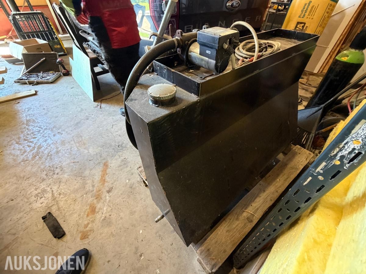 dieseltank   med pumpe og fyllepistol